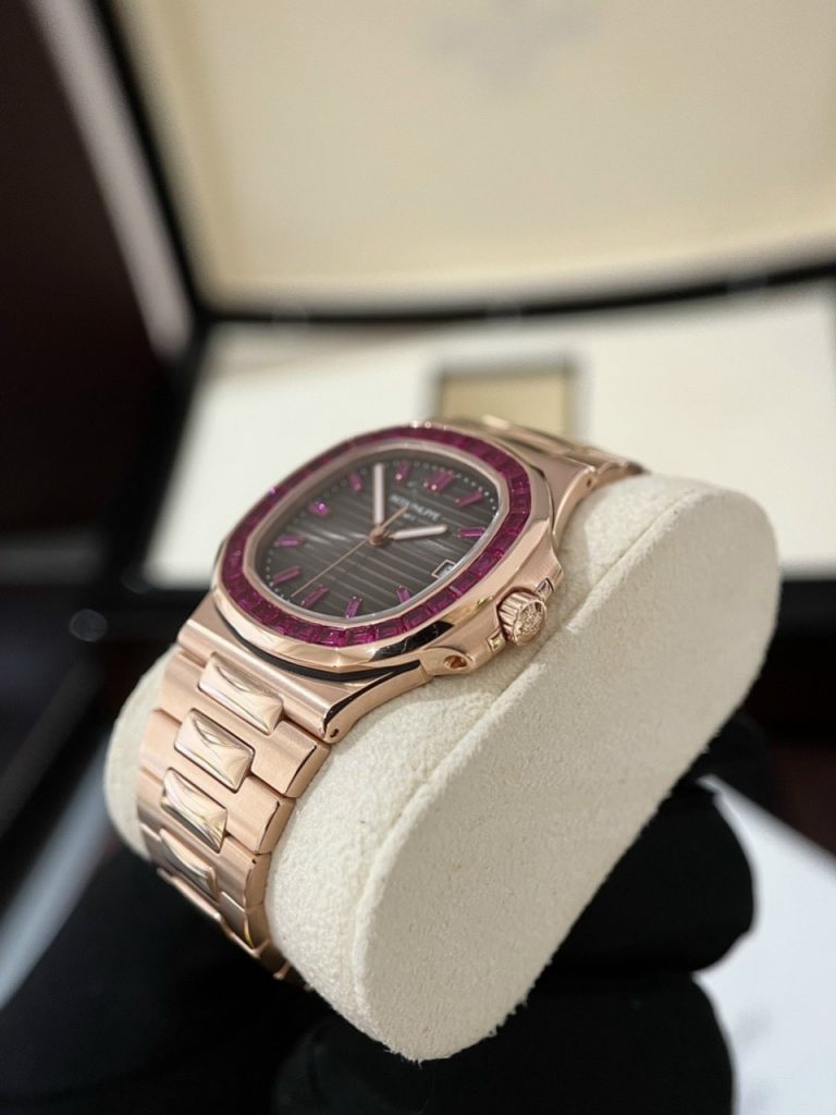 dong-ho-patek-philippe-nautilus-5723 Đồng Hồ Patek Philippe Nautilus 5723