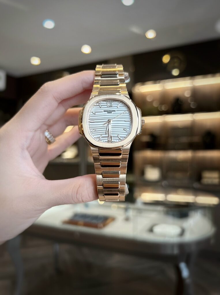dong-ho-patek-philippe-nautilus-7118-1r-fake-11 Đồng Hồ Patek Philippe Nautilus 7118-1R Fake 11