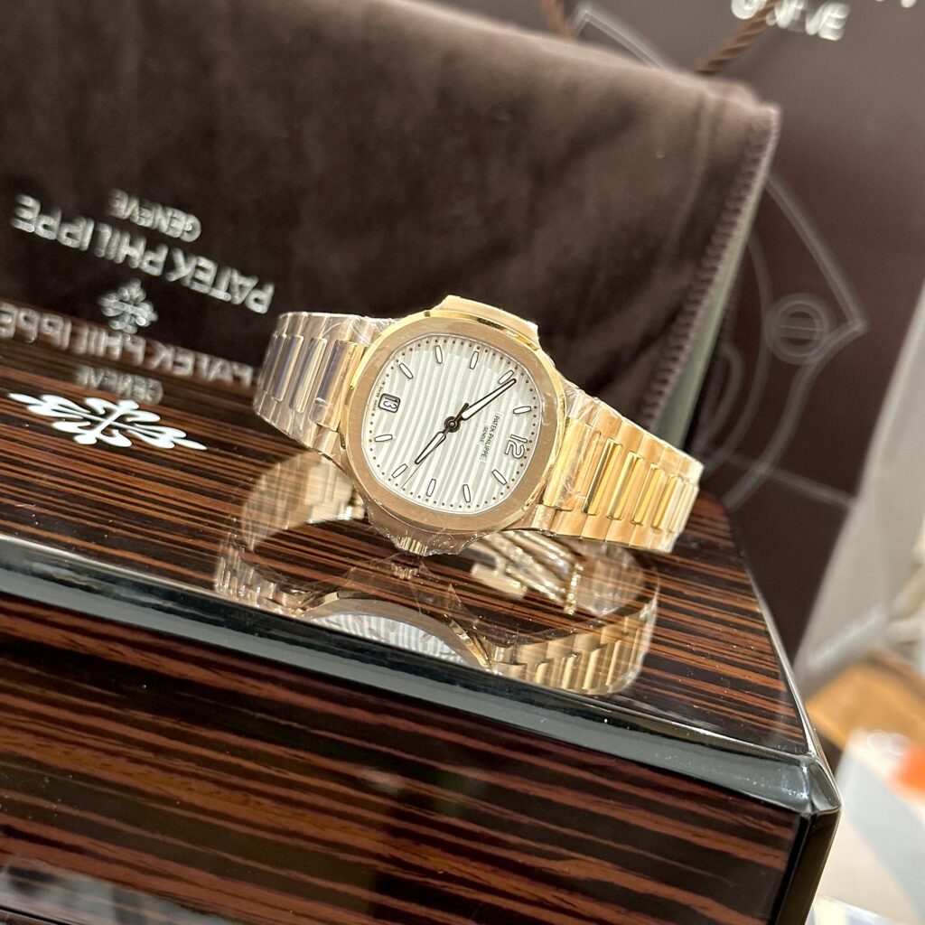 dong-ho-patek-philippe-nautilus-7118-1r-rep-11-nu Đồng Hồ Patek Philippe Nautilus 7118 1R Rep 11 Nữ Màu Vàng Hồng 35.2mm