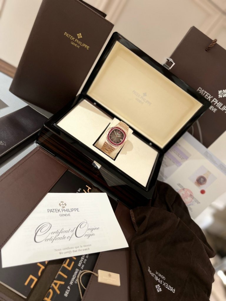 dong-ho-patek-philippe-nautilus-boc-vang Đồng Hồ Patek Philippe Nautilus bọc vàng