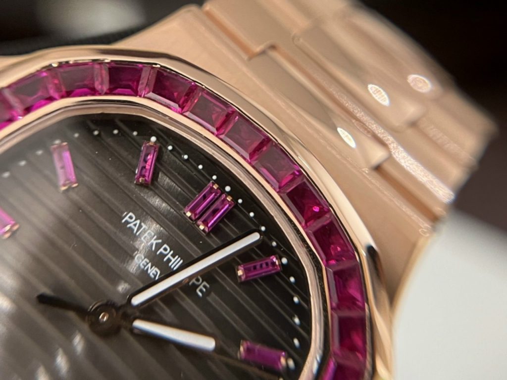 dong-ho-patek-philippe-nautilus-da-ruby-do Đồng Hồ Patek Philippe Nautilus Đá Ruby đỏ