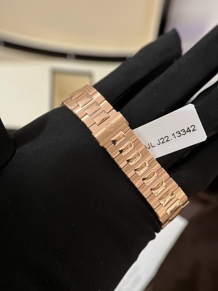 dong-ho-patek-philippe-nautilus-day-kim-loai-boc-v Đồng Hồ Patek Philippe Nautilus dây kim loại bọc vàng