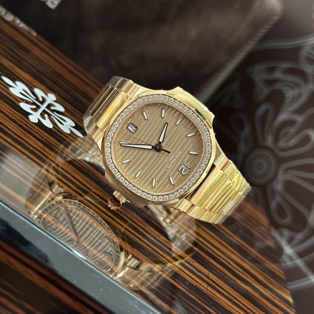 Đồng Hồ Patek Philippe Nữ Đính Đá Nautilus 7118 Replica Cao Cấp Nhất 35.2mm