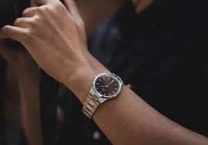 https://dwatch.com.vn/wp-content/uploads/2022/02/co-tay-16cm-deo-dong-ho-size-bao-nhieu-la-dep.jpg